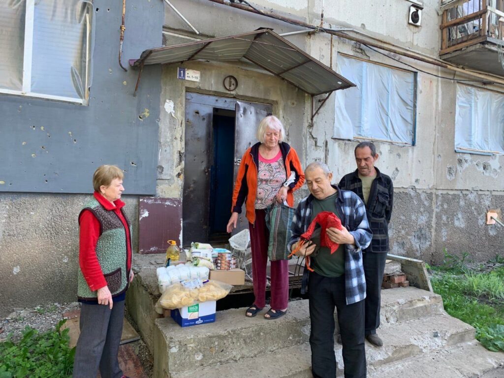 Avdiivka Brings Food To Those Hiding In Basements Avdiivka Brings Food To Those Hiding In Basements