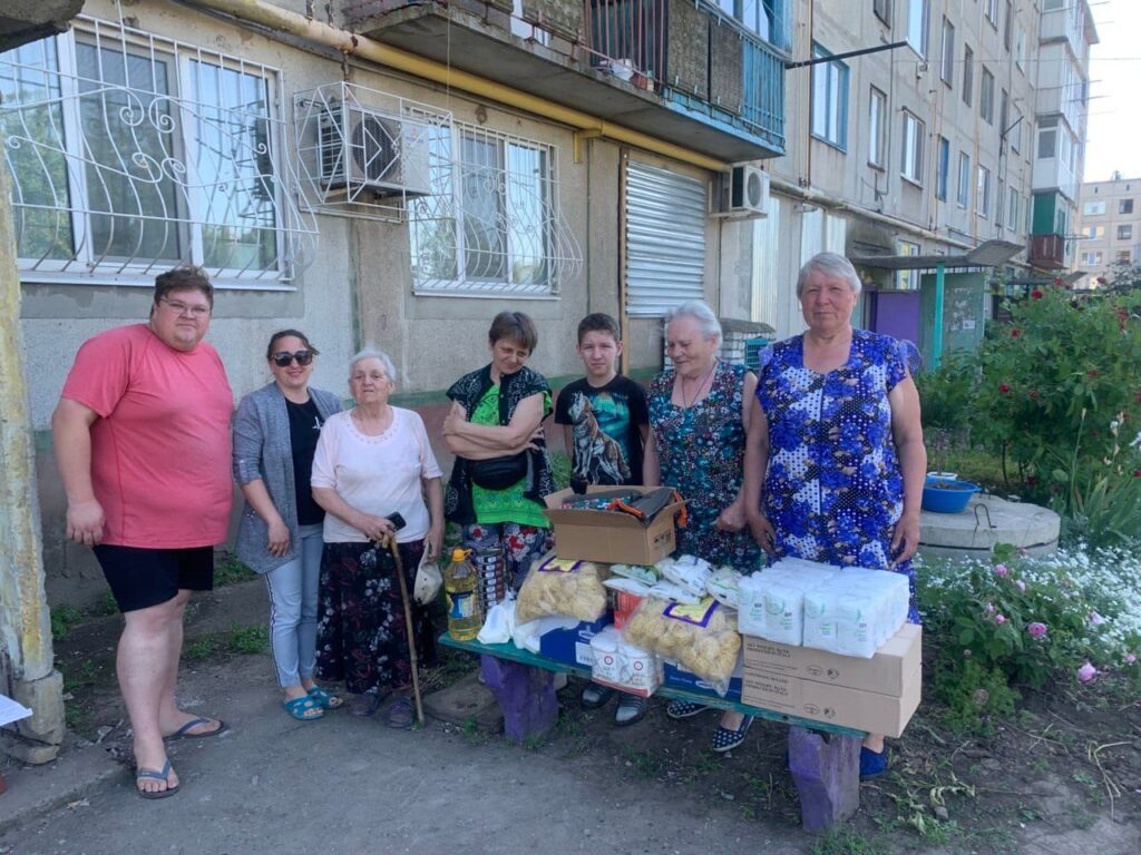 Avdiivka Brings Food To Those Hiding In Basements Avdiivka Brings Food To Those Hiding In Basements