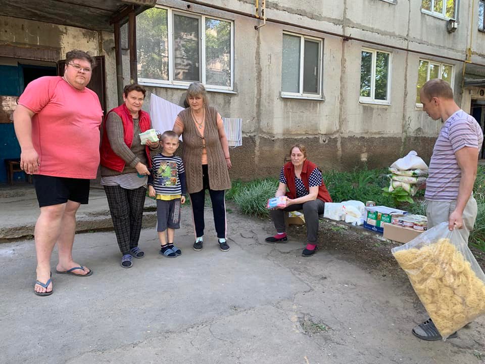 Avdiivka Brings Food To Those Hiding In Basements Avdiivka Brings Food To Those Hiding In Basements