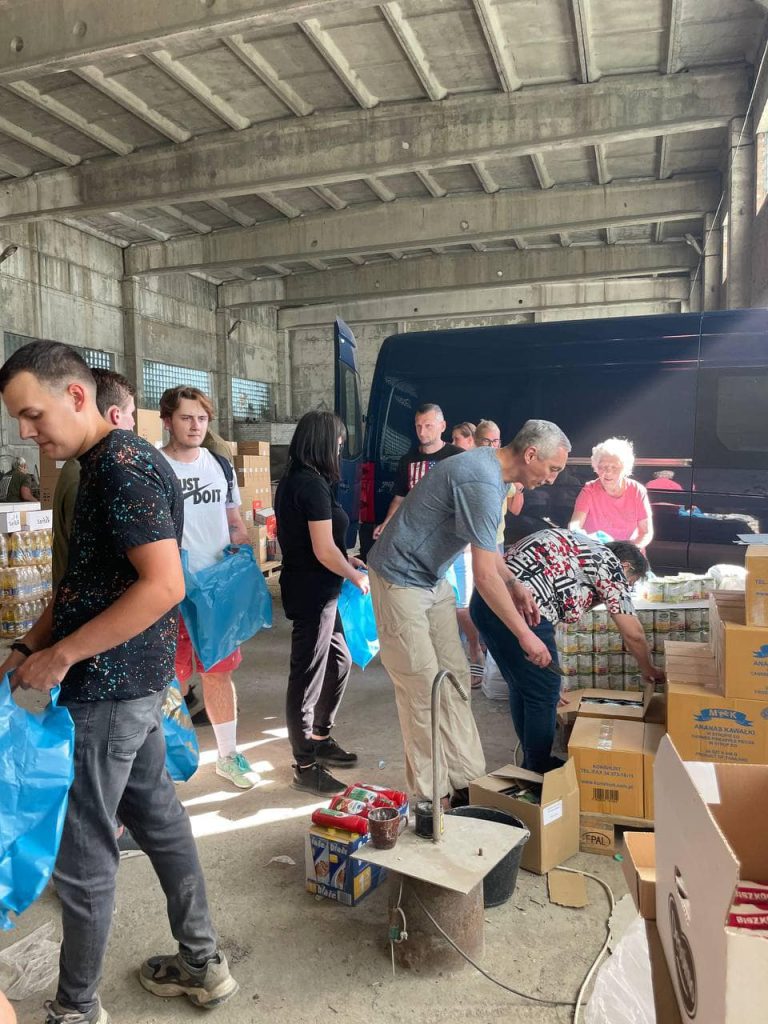 Uman Packs Grocery Bags For Those In Need Uman Packs Grocery Bags For Those In Need