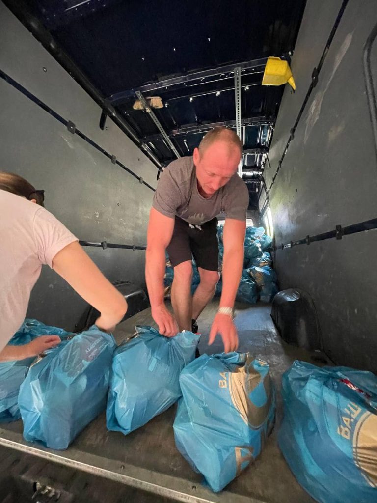 Uman Packs Grocery Bags For Those In Need Uman Packs Grocery Bags For Those In Need