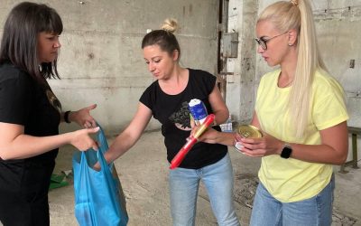 Uman packs grocery bags for those in need