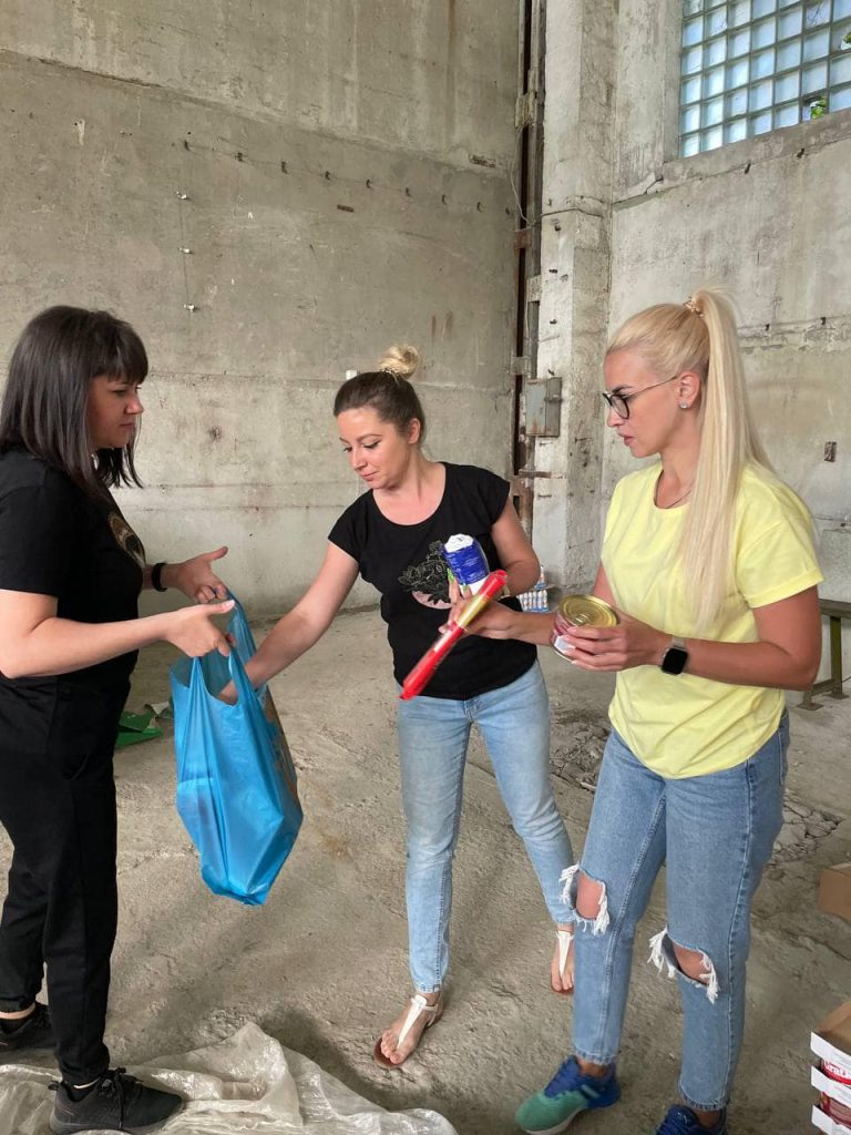 Uman Packs Grocery Bags For Those In Need Uman Packs Grocery Bags For Those In Need