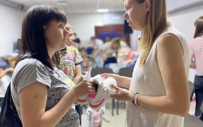 Uman distributes shoes to displaced children