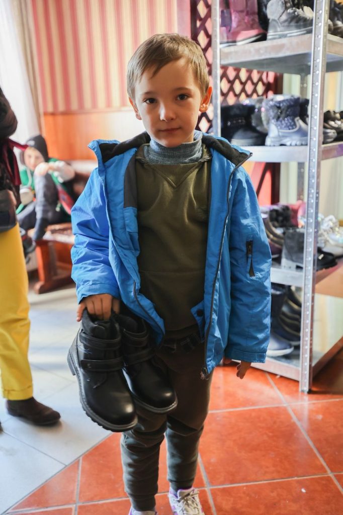 Uman Distributes Winter Shoes To Internally Displaced Kids Uman Distributes Winter Shoes To Internally Displaced Kids