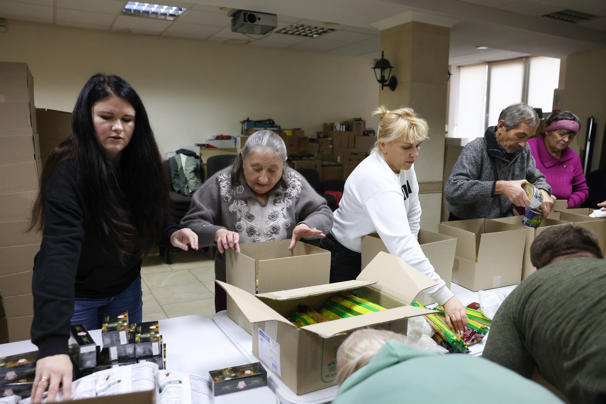 Churchgoers Packing Boxes With Aid For Kherson Nov Churchgoers Packing Boxes With Aid For Kherson Nov