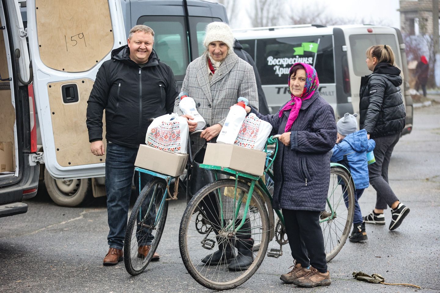 Volunteer And Two Ukrainian Senior Women With Aid In Kherson Dec Volunteer And Two Ukrainian Senior Women With Aid In Kherson Dec