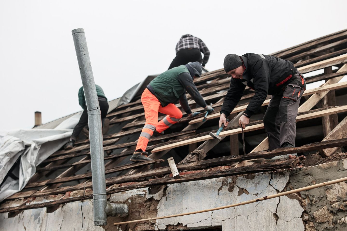 Volunteers Fixing Roof In Kherson Volunteers Fixing Roof In Kherson
