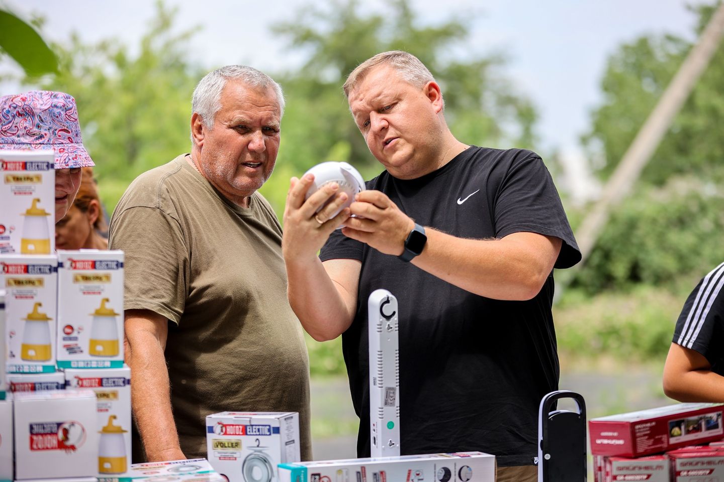 One Of The Volunteer S Explaining How A Device Works One Of The Volunteer S Explaining How A Device Works