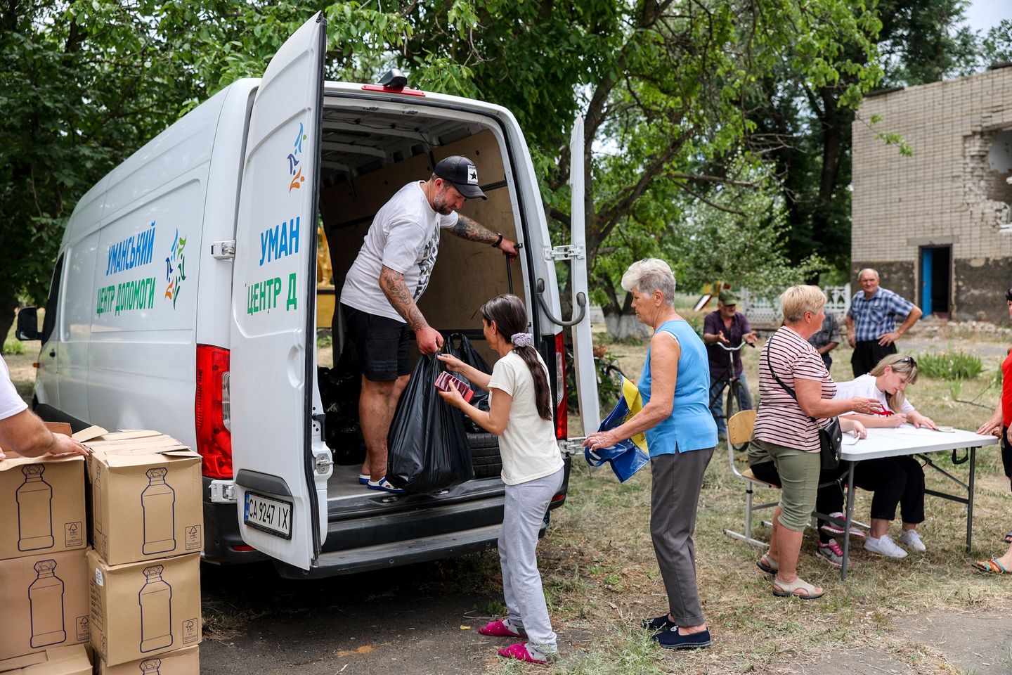 Volunteer S Moving Aid From Van To A Table In Ukraine Volunteer S Moving Aid From Van To A Table In Ukraine