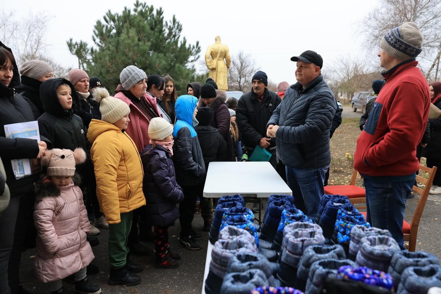 Ukrainians Waiting During Aid Distribution Ukrainians Waiting During Aid Distribution