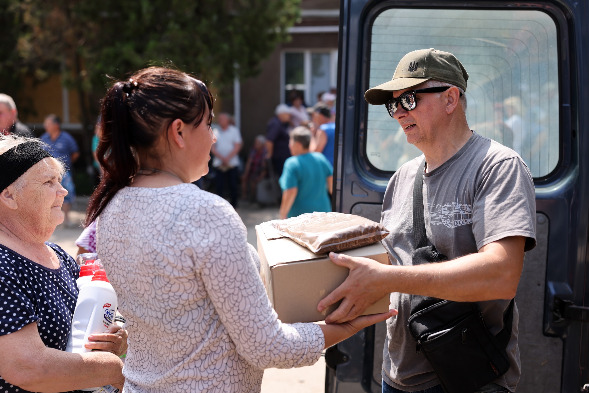 Kyiv Pastor Passing Aid Package To Ukrainian Woman Kyiv Pastor Passing Aid Package To Ukrainian Woman