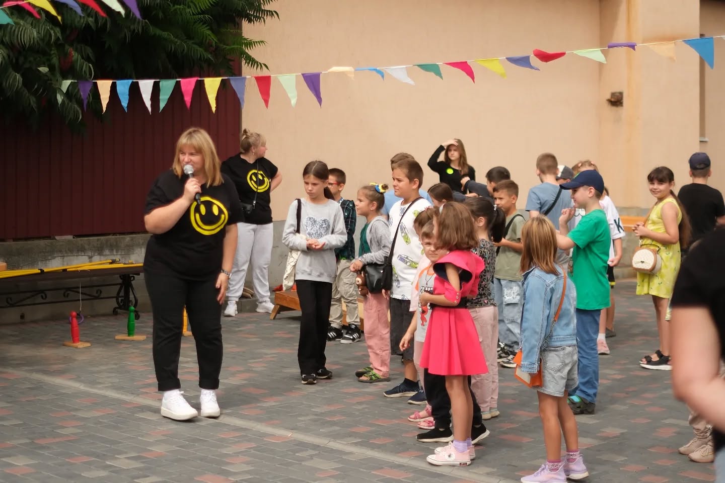 Volunteer Entertaining Ukrainian Kids Volunteer Entertaining Ukrainian Kids