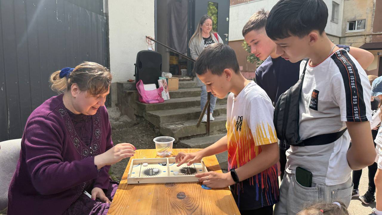 Boys Trying To Beat Ukrainian Woman At A Game Boys Trying To Beat Ukrainian Woman At A Game